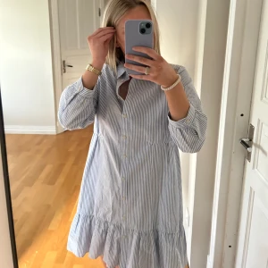 Zara klänning - Säljer min zara klänning som är i bra skick då den bara är använd en gång🥰 Hör av dig om fler bilder behövs!!