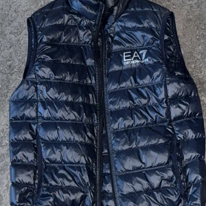 EA7 väst marinblå - säljer västen pågrund av fel storlek. den är i nyskick storlek M