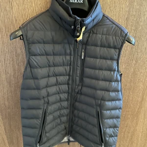 Para Jumper Super Light Weight Väst - Äkta!  Har bara använts en halv vår. Perfekt för dig som inte vill frysa i bara T-shirt eller hoodie Bara att höra av sig! Kan fraktas📦