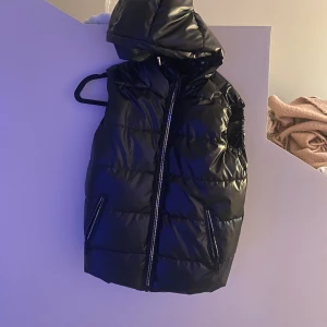 Lack väst  - Jag säljer min lack väst från någon hemsida på nätet men vet inte vilken. Den är i bra skick och använt få tala gånger. Passar perfekt nu till våren. Skicka privat för fler bilder eller frågor!