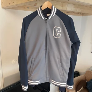 Carhart zip upp - Carhartt zip upp använd 2 gånger i storlek M! Pris kan diskuteras vid snabb affär! 