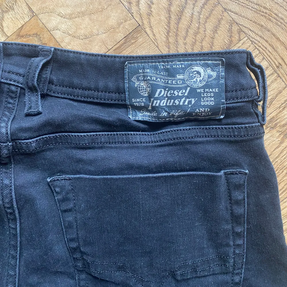 Skitsnygga jeans, bootcut och låga i midjan men tyvärr för stora för mig (är 155, XXS). 🩷🩷 . Jeans & Byxor.