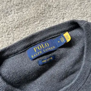 Säljer den här Ralph Lauren tröjan i storlek S för 375kr! Passar liten M. I superfint skick och utan defekter. Pima cotton, 100% ull. Skriv om minsta funderingar!🔥
