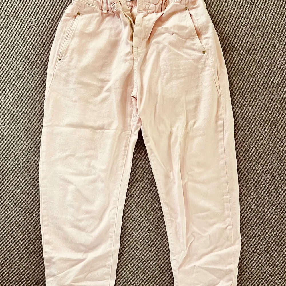 Ljusrosa baggy jeans från Zara i nyskick. Storlek 40. Ankellängd. Färgen i bilden motsvarar inte verkligheten (ser lite gulaktigt ut).. Jeans & Byxor.