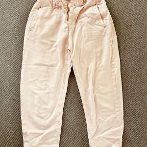 Ljusrosa baggy jeans från Zara i nyskick. Storlek 40. Ankellängd. Färgen i bilden motsvarar inte verkligheten (ser lite gulaktigt ut).