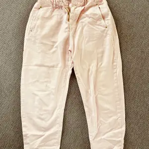 Ljusrosa baggy jeans från Zara i nyskick. Storlek 40. Ankellängd. Färgen i bilden motsvarar inte verkligheten (ser lite gulaktigt ut men är baby rosa).