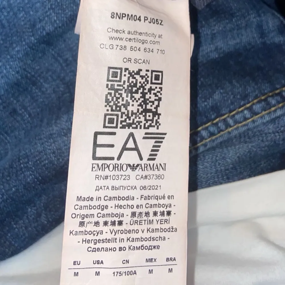 Tjena, säljer en EA7 hoodie, som jag knappast använt. I storlek M men är ganska liten i storleken så hade rekommenderat någon med S att köpa👍😁 /D. Hoodies.
