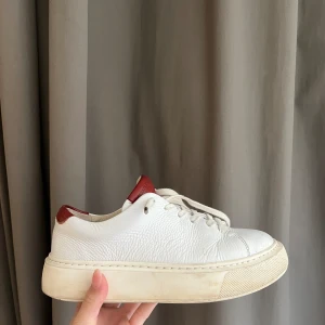 Sneaky Steve sneakers off white  - Sneaky steve sneakers på dryga halvåret gamla. Bra skick!!! Nypris 1800 kr