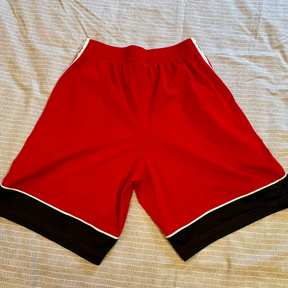 Snygga röda Adidas shorts, mycket bra skick! Storlek M. Shorts.