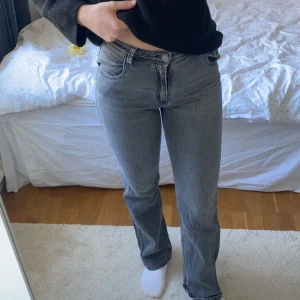 Gråa jeans - Gråa jeans som är rätt stretchiga. Sönder i en av flärparna.