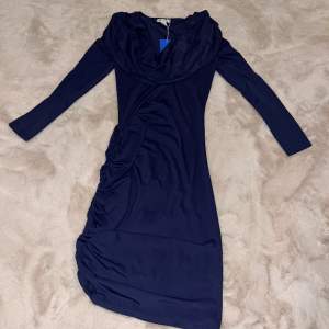 Blå klänning köpt från sellpy i storlek S