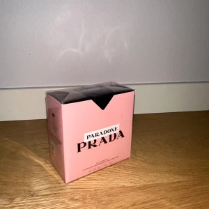 Prada Paradoxe Parfym 30 ml - Gåva som jag redan har. Säljes därför i helt oöppnat skick.