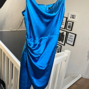 Blå satinklänning💙💙 - Säljer denna superfina satinklänning från Gina Tricot💙köpt för ca 1,5 år sedan men är helt oanvänd!(säljs ej på Gina Tricots hemsida längre)