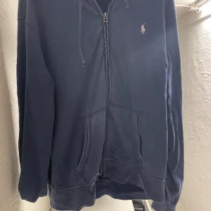 Ralp lauren zip hoodie  - Storlek L, säljer pågrund av att den vart för stor, använd 1 gång 