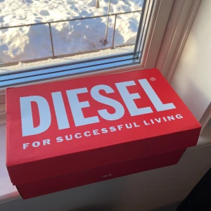 Diesel skor strlk 42 köpt för 2,5  - Snygga diesel skor ganska bra skick ingen som är sönder, använd i 2 månader 