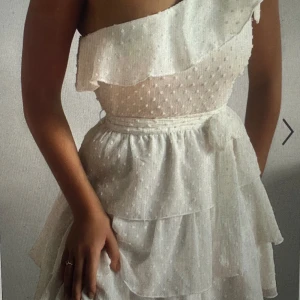 Vit klänning  - Jätte fin klänning från SHOWPO. Köpt för 59€ + 200kr i tullavgift. Köpte fel storlek och orkar inte lämna tillbaka. Pris kan diskuteras vid snabb affär!! Ser exakt ut som bilden:) Storleken passar dig som har mellan xs-m  