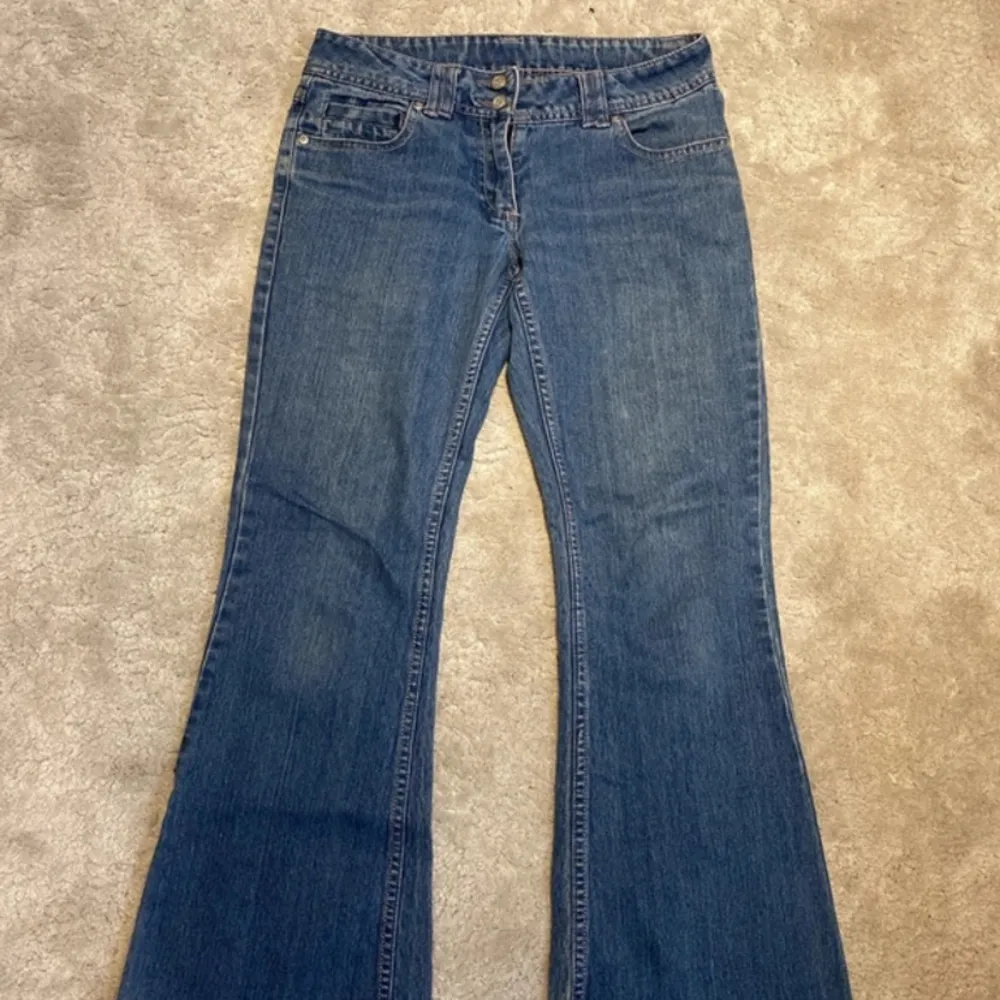 Lågmidjade, utsvänga jeans som tyvärr är för små för mig. Står strl 38 i men är mer som 36, kanske till och med 34. Innerbenslängd: 70 cm  Midjemått: ca 74 cm. Jeans & Byxor.