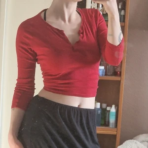 Långärmad tröja - Långärmad röd tröja från victorias secret. Storlek xs men den är stretchig så passar från xs-m