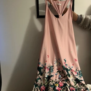  rosa/blommig sommar klänning  - Säljer en rosa/blommig sommar klänning. Fint skick, inga fläckar/skador på den. Alltså som ny💕 
