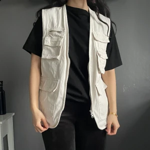 Väst från & Other Stories - Knappt använd väst från & other stories.  Modellen är i oversize och passar både för tjejer och killar  100% bomull 