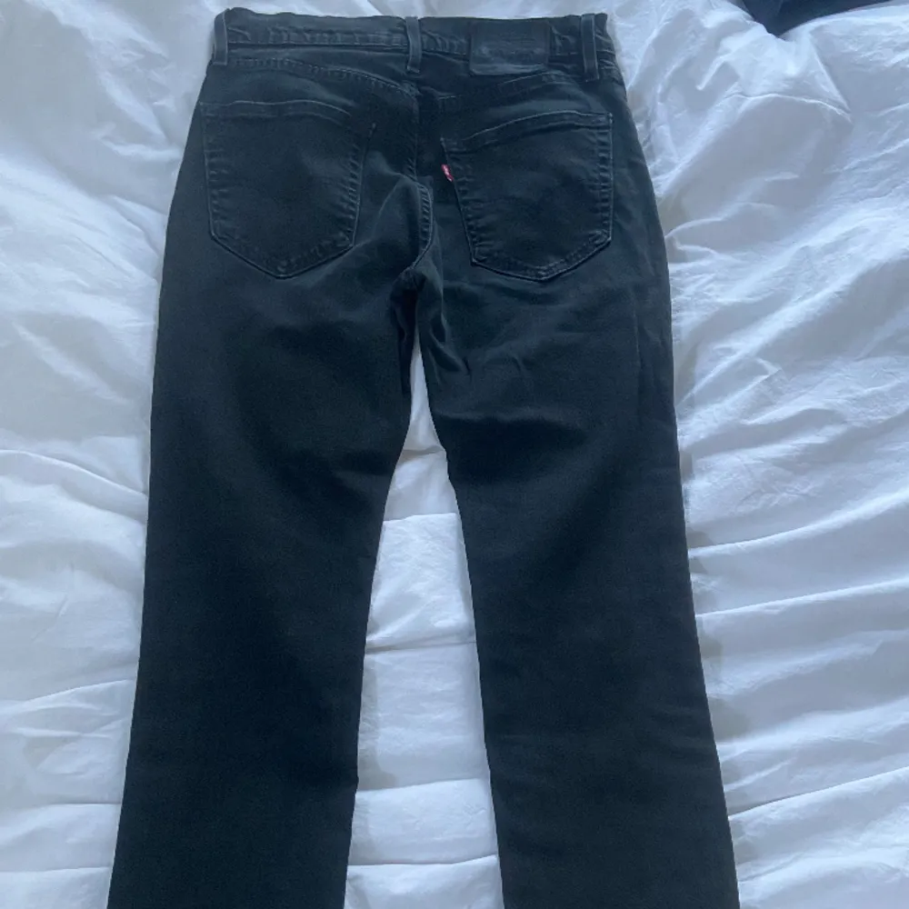 Super fina jeans som inte kommer till användning  Storlek W30L30, midjemått 37cm, innerbens längd 70cm, passar bra på mig som vanligtvis har 34 i jeans💞. Jeans & Byxor.