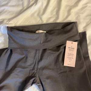 Yoga pants - Helt nya yogapants. Säljer pga råka beställa 2 st likadana! Jättefin grå färg, nypris 300kr🥰