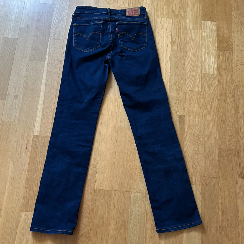 Lowwais Levis jeans med raka ben, använda fåtal gånger och de är köpa secondhand  Strl W27 L32 men de är uppsydda nertill så passar mig längd som är 160cm. Jeans & Byxor.