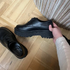 Skor - Använts 4-5 gånger Skriv för fler bilder💜