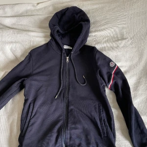Moncler kofta  - Moncler kofta i skick 9/10, passar S/M.  Äkta såklart. Vid fler bilder på tags elr likande bara skicka iväg ett dm😁Först till kvarn!!