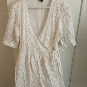 Vero Moda wrapdress - Superfin sommar klänning från Vero Moda. Helt oanvänd och passar perfket till student eller midsommar. 