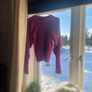 Tröja  - Lila tröja med puffärmar och som är långa, helt oanvänd 