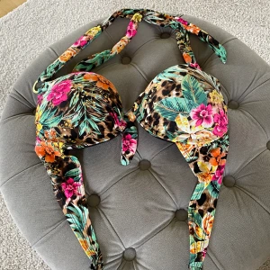 Bikiniöverdel  - Bikiniöverdel - Osäker på storleken  M-L?   Super fint skick!💗🌸 