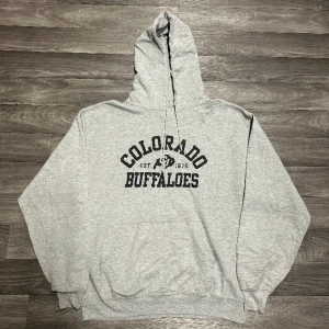 Colorado Buffaloes Hoodie - Snygg college Hoodie i storlek L! Bara att skriva om du undrar över något🙏