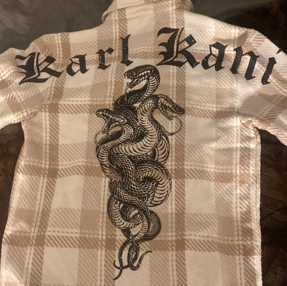 Karl Kani overshirt i storlek medium Inköpt förra året, nyskick. Skjortor.