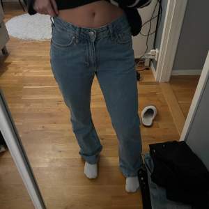 Fina jeans ifrån BikBok i bra skick! Storlek 24/30 och är lite långa för mig som är 160 cm lång, skriv för fler bilder eller prisförslag😌
