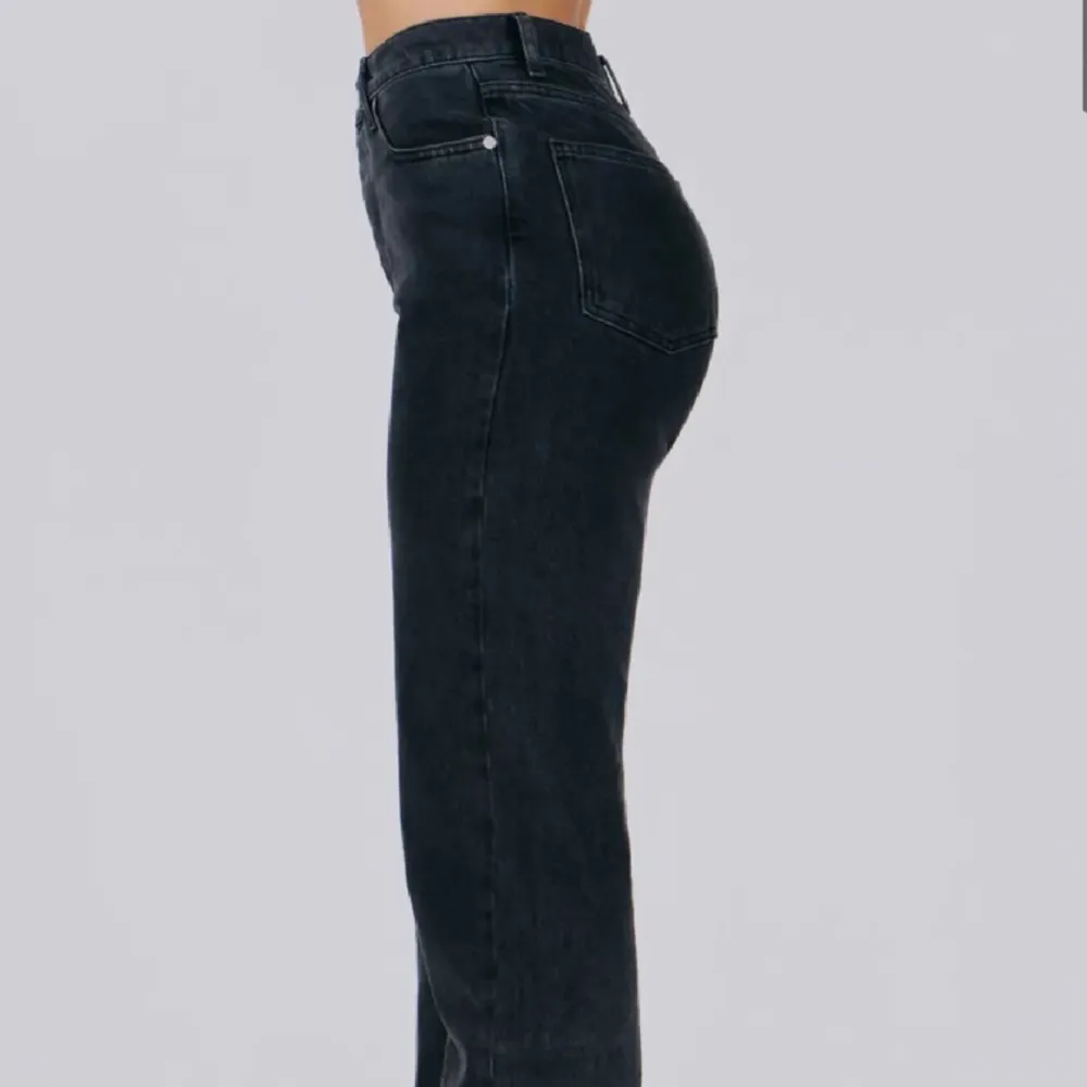Adsgn Washed black jeans i storlek XXS  Lite stora i storleken, men sitter fint  Använd några fåtal gånger, säljer eftersom de ej kommer till användning . Jeans & Byxor.