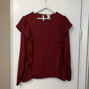 Blus med volanger  - Snygg blus med volanger på axlarna. Aldrig använd!