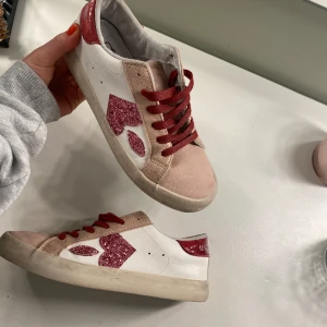 Le temps des cerises Snekers  - Superfina glitter snekers i storlek 36💖 Köpta här på Plick, säljer pga att de inte används🥰 Hör av dig vid frågor!