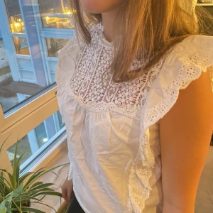 Broderad topp Mango  - Säljer min fina topp med broderier från Mango. Den är i storlek S 💘