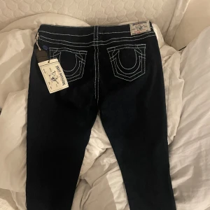 True religion byxor  - Säljer mina as snygga helt nya true religion byxor med prislapp och kvitto. Storlek 34 och dem passar både tjej och kille (min syster är på bilden). Pris kan diskuteras vid snabb affär