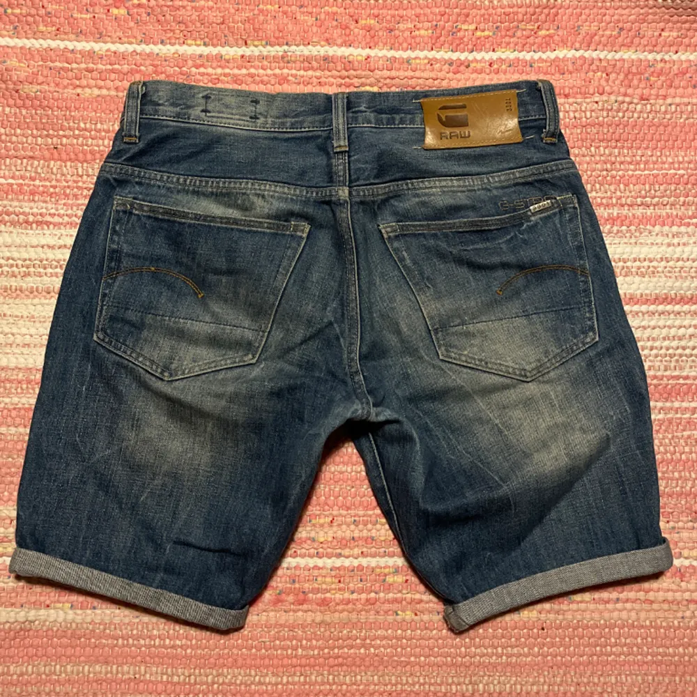 snygga lågmidjade g-star shorts. fint skick storlek 31. size comparison på sista bilden⚡️. Shorts.