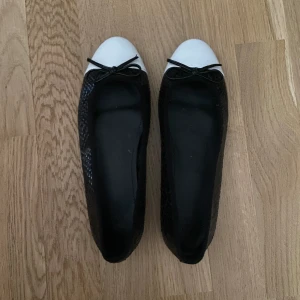Ballerinaskor  - Säljer dessa söta ballerinaskor från HM som verkligen piffar till en bra outfit😋tyvärr är de för små och kom därmed på till användning en gång, så skorna är i bra skick. 