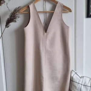 Klänning i mockaimitation Zara - Aldrig använd, i mycket fint skick. 