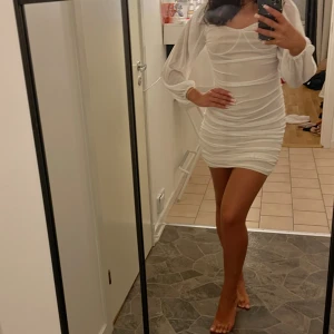 Klänning  - Kort klänning som inte är genomskinlig super snygg och skön