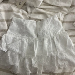 Kjol  - Jättefin kjol nu till sommaren som tyvärr är för liten för mig!! Säljer då jag ej hann skicka tillbaka den😩skriv vid frågor 💘st M men sitter som en S