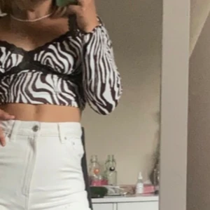 Zebra tröja - Fint topp med zebramönster och spetsdetaljer. Fin att ha på sommaren och är väldigt snygg när man är brun.