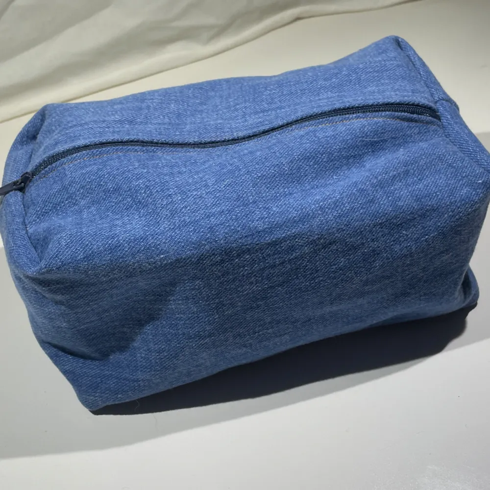 Handgjord necessär av jeanstyg från secondhand jeans🩵 Höjd: 9cm bredd: 10cm längd: 18cm. Väskor.