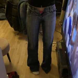Y2k jeans - Säljer då de tyvärr är försmå för mig, nya med lappar kvar!❤️ Färgen visas bäst på andra bilden :)