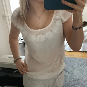 Blus - Fin vit blus som inte kommer till användning, perfekt till sommaren❤️