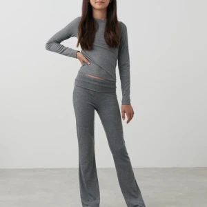 Yoga pants från Gina Young  - Yoga pants från Gina Young i strl 146/152. Säljes pga att de inte passar mig längre. De är lite noppriga men syns inte om man inte kollar jätte nära. Använd ca 10 gånger. Frakt ingår inte i priset.